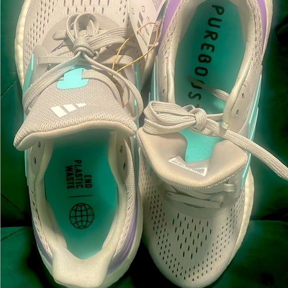Comfy gray NWT Adidas walking/running shoes size 6.5 - Picture 1 of 3